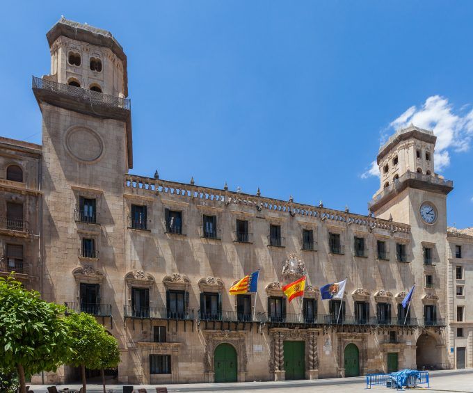 Ayuntamiento_de_Alicante,_España,_2014-07-04,_DD_35 Ayuntamiento_de_Alicante,_España,_2014-07-04,_DD_35
