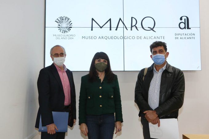 La vicepresidenta Julia Parra, acompañada por el director gerente de la Fundación MARQ, José Alberto Cortés, y el director del Museo, Manuel Olcina La vicepresidenta Julia Parra, acompañada por el director gerente de la Fundación MARQ, José Alberto Cortés, y el director del Museo, Manuel Olcina