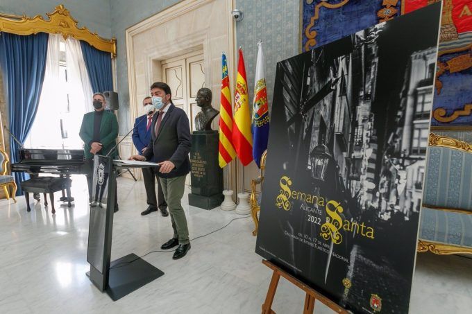 Barcala presenta el cartel de la Semana Santa de Alicante 2022 Barcala presenta el cartel de la Semana Santa de Alicante 2022