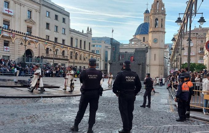 policia local en fiestas Moros y Cristianos Alcoy