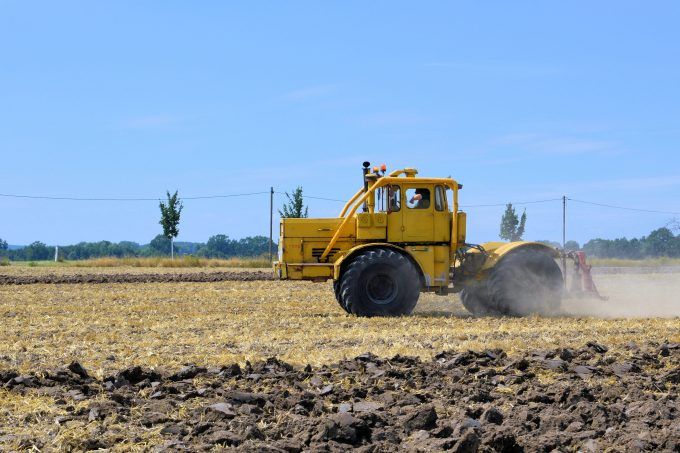Tractor en una zona agrícola d'Alacant