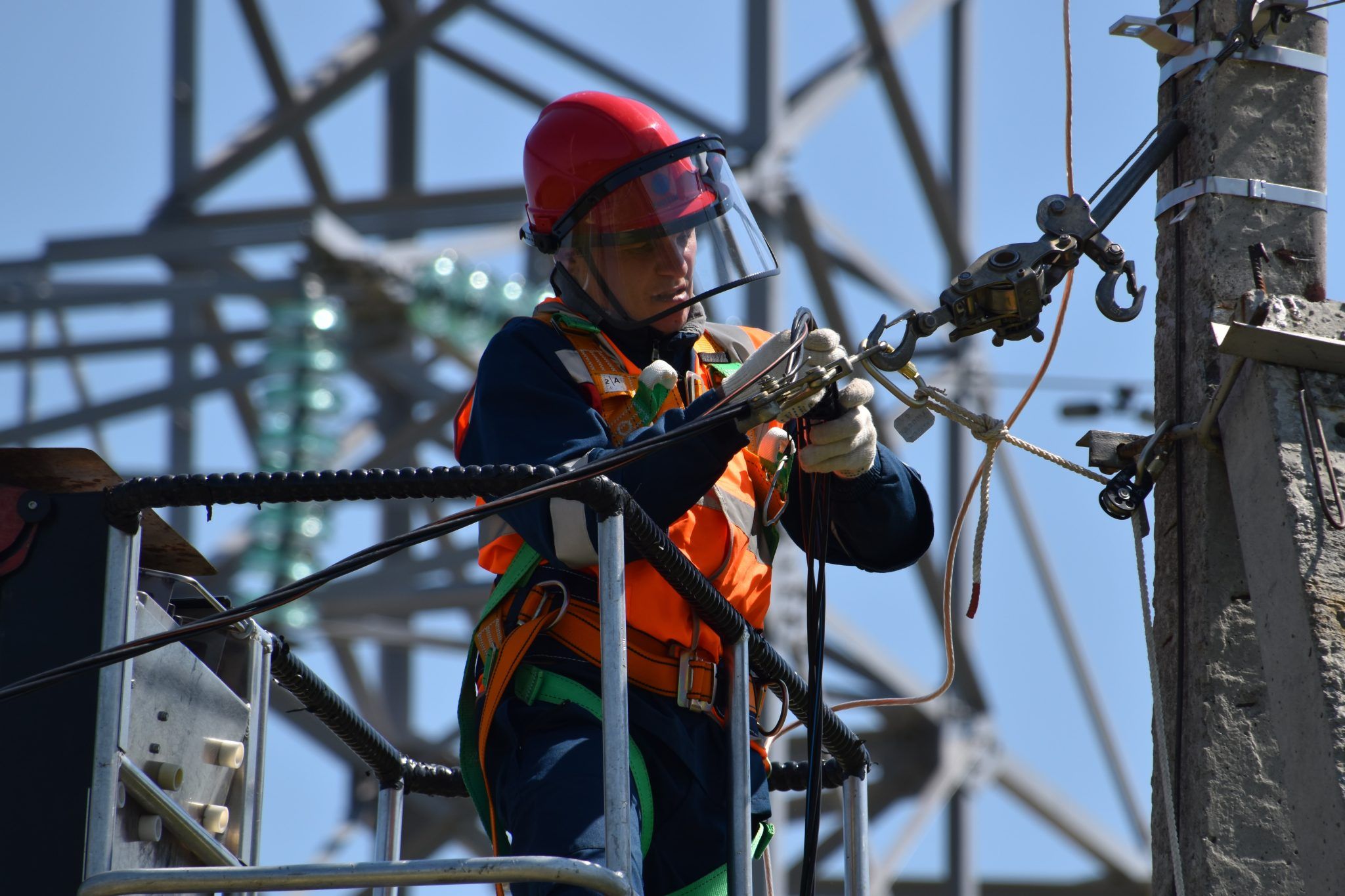 Un operario realiza labores de mantenimiento en la red eléctrica