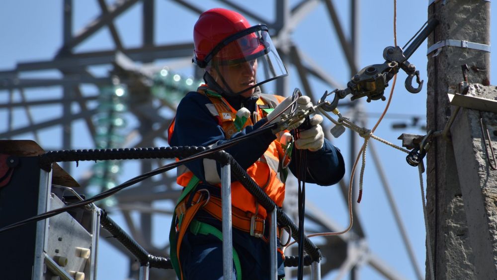 Un operari realitza labors de manteniment en la xarxa elèctrica Un operari realitza labors de manteniment en la xarxa elèctrica