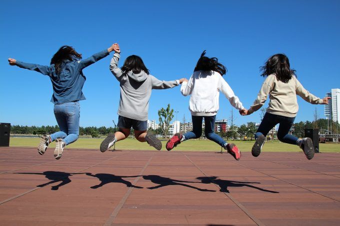 niños saltando