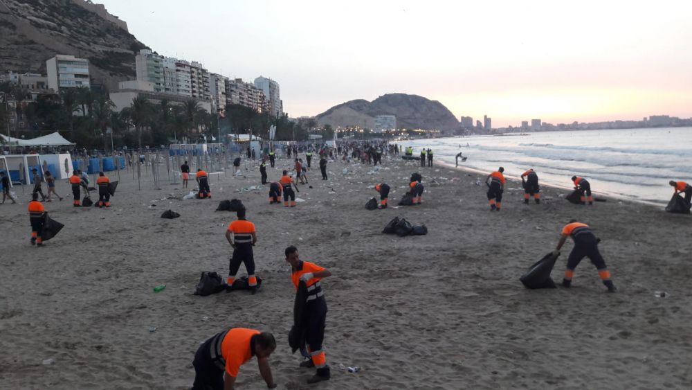 Limpieza en la playa de El Postiguet tras la noche de San Juan en 2024 Limpieza en la playa de El Postiguet tras la noche de San Juan en 2024