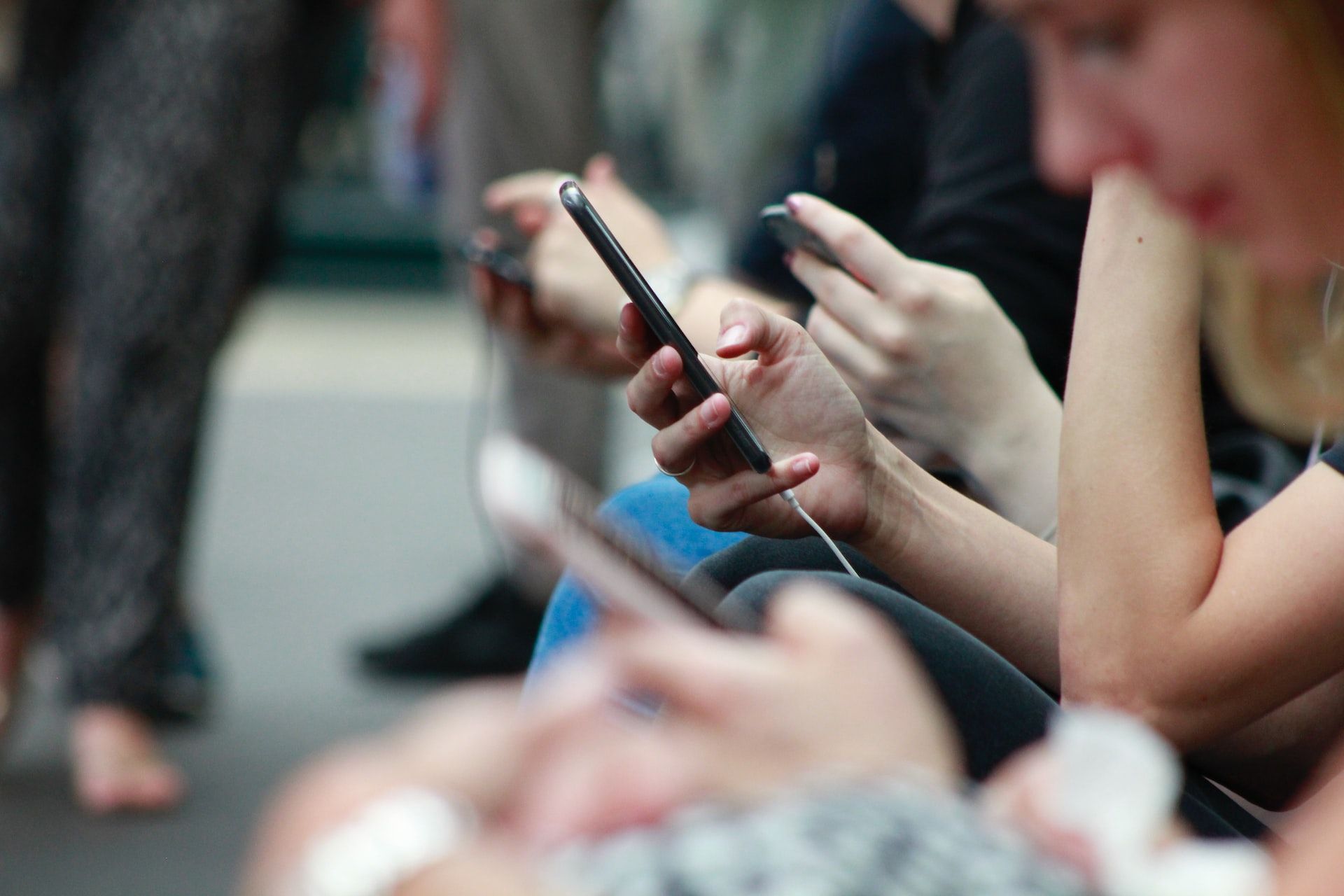 Varias personas utilizan un teléfono móvil