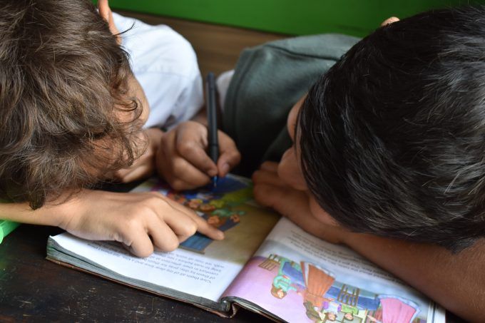 niños leyendo cuento