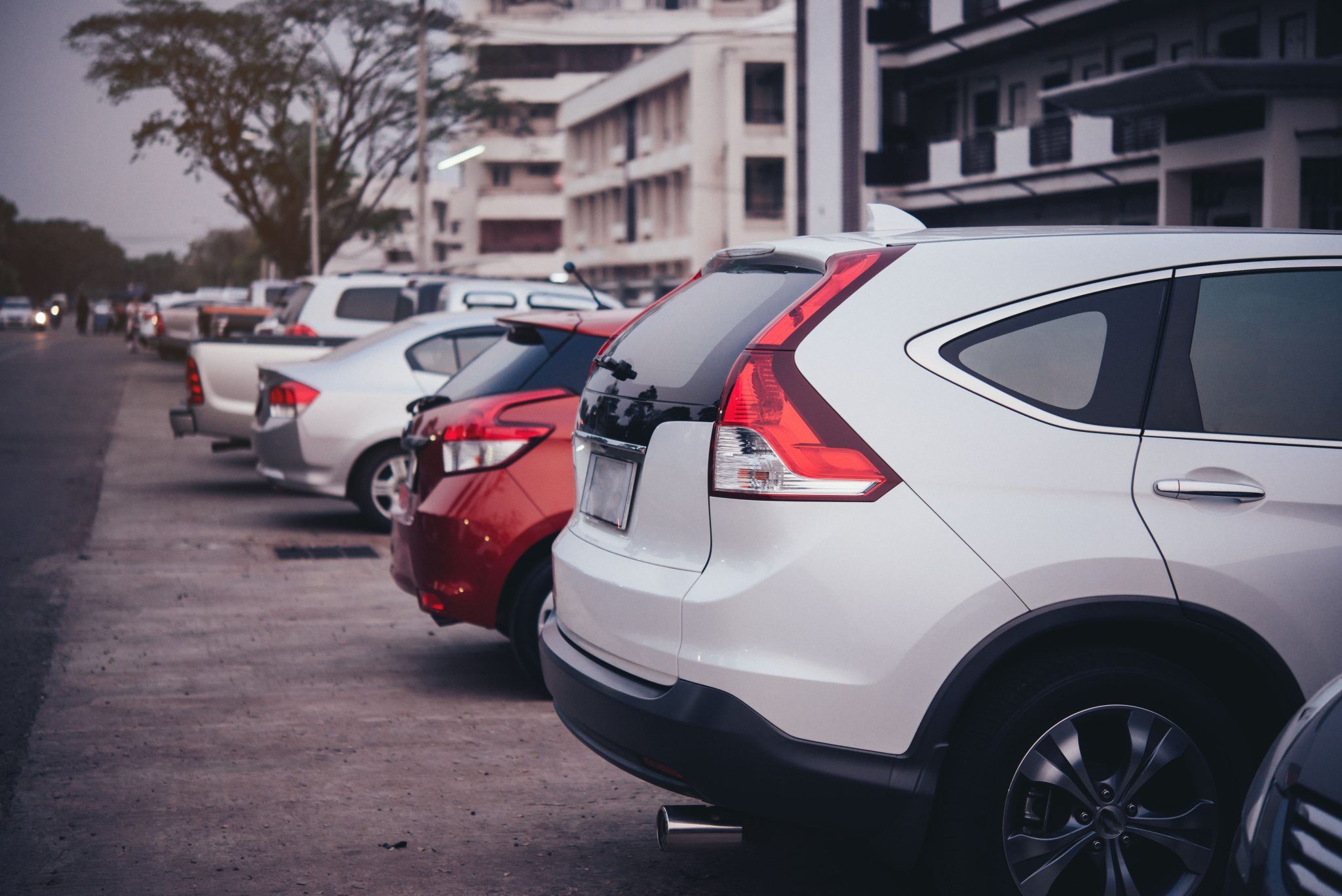 Varios coches estacionados
