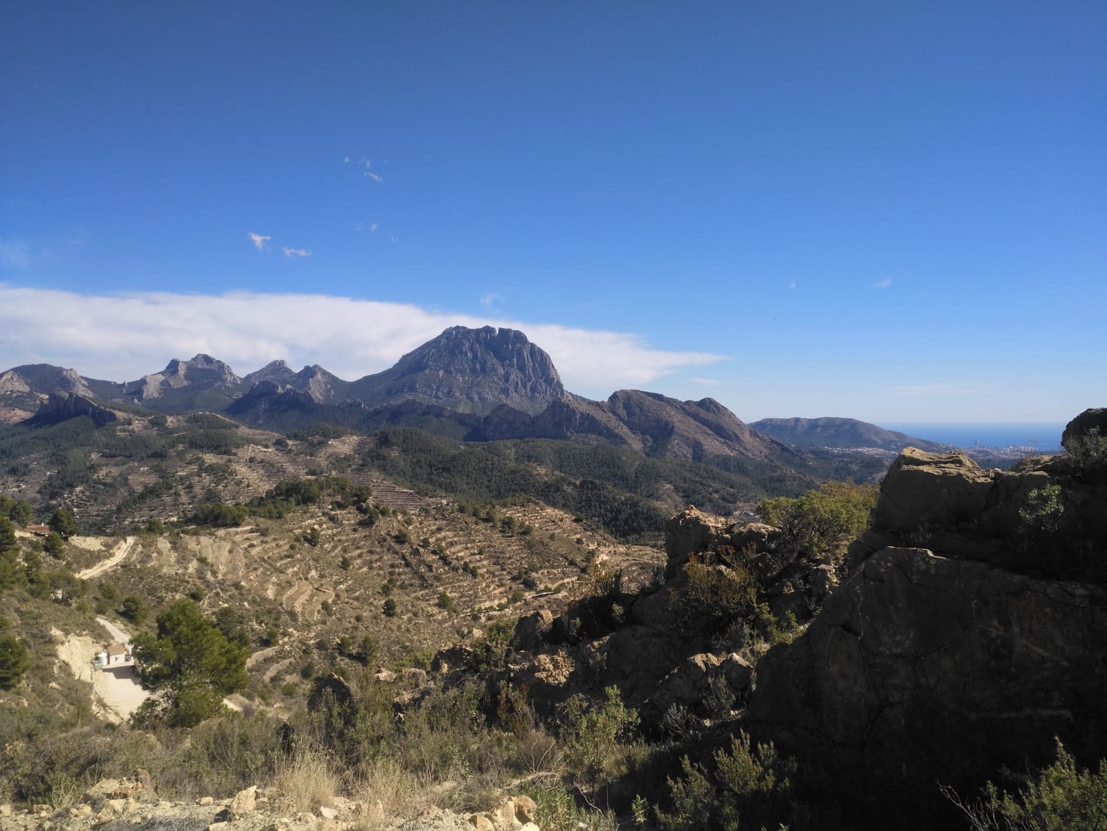 montaña alicantina Puig Campana al fondo montaña alicantina Puig Campana al fondo