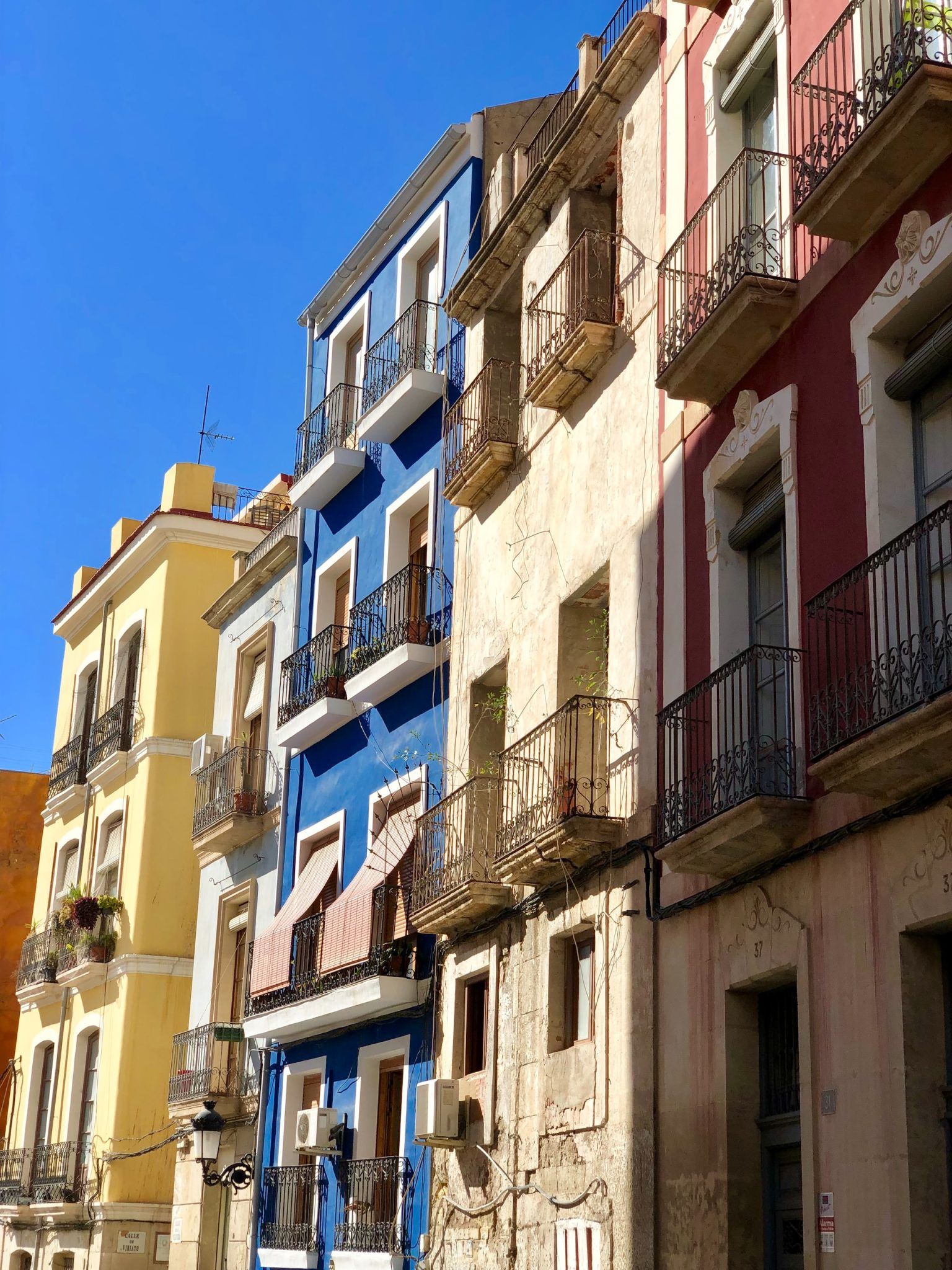Una calle de Alicante. Foto de Natasja Wagemakers en Unsplash