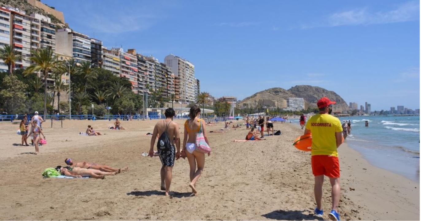 Un socorrista a la platja del Postiguet