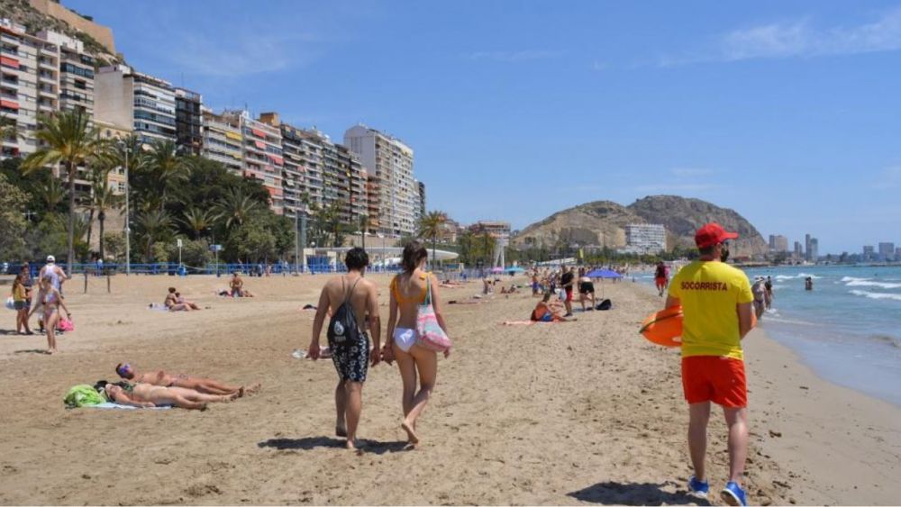 Un socorrista vigila en la playa de El Postiguet en Alicante Un socorrista vigila en la playa de El Postiguet en Alicante