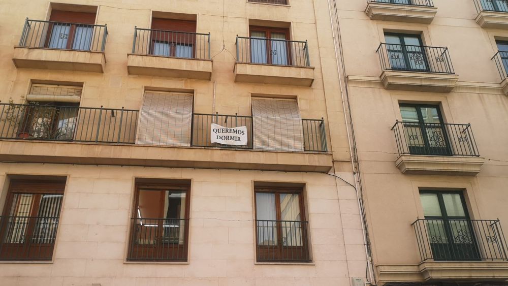 Una pancarta en un balcón d'Alacant exigint la implantació de la ZAS