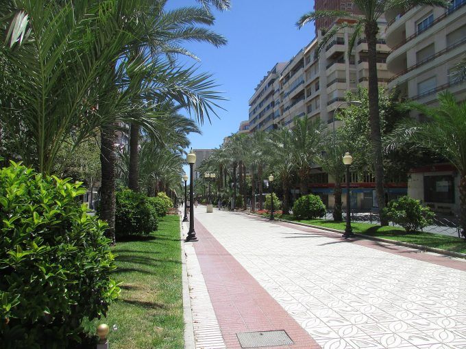 Avenida_del_Doctor_Gadea,_Alicante,_16_July_2016 Avenida_del_Doctor_Gadea,_Alicante,_16_July_2016