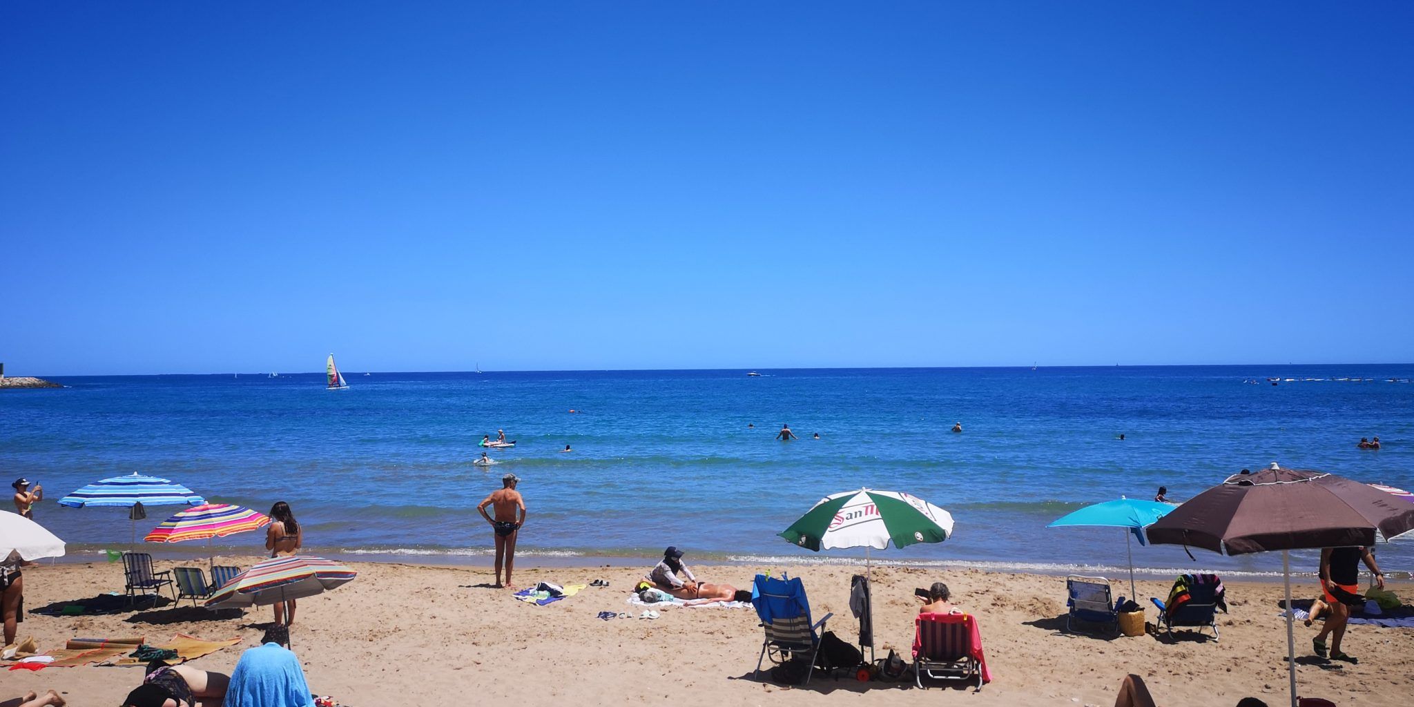 Diverses persones en una platja d'Alacant