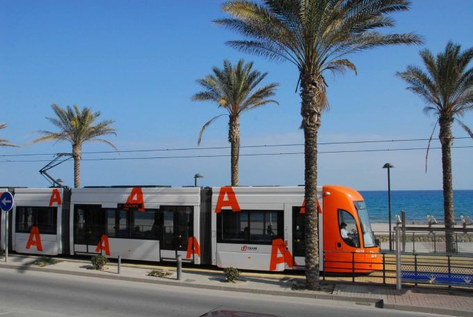 Línea 3 del TRAM de Alicante en paralelo a la costa Línea 3 del TRAM de Alicante en paralelo a la costa
