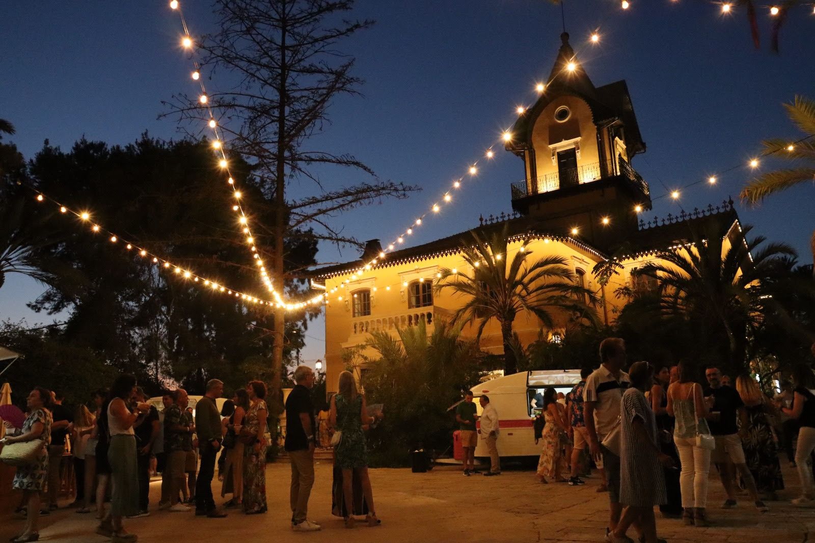 Pasillos iluminados del festival Noches mágicas