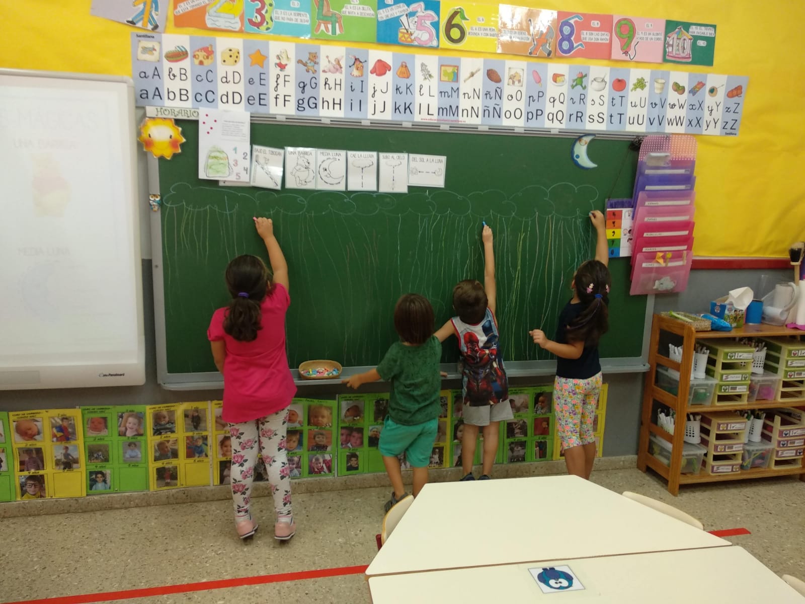 Alumnos en un colegio de Alicante