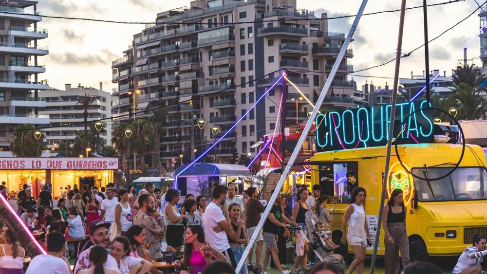 Espacio de restauración en el evento Solmarket de Playa San Juan 