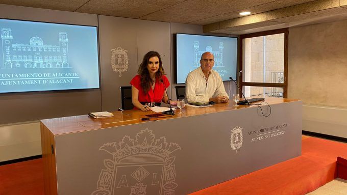 Ana Poquet y Manuel Villar en la rueda de prensa de la Junta de Gobierno Ana Poquet y Manuel Villar en la rueda de prensa de la Junta de Gobierno