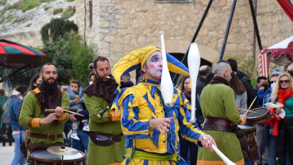 Un bufón hace malabares en el mercado medieval del Castillo de Santa Bárbara de Alicante Un bufón hace malabares en el mercado medieval del Castillo de Santa Bárbara de Alicante