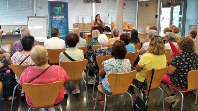 Un curso sobre brecha digital para mayores en Alicante Un curso sobre brecha digital para mayores en Alicante