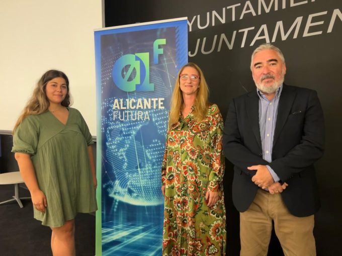 Mari Carmen de España, concejal de empleo y fomento del ayuntamiento de Alicante, Juan Tomás, coordinador de Alicante Futura y Ana Ávila, técnico de Alicante Futura Mari Carmen de España, concejal de empleo y fomento del ayuntamiento de Alicante, Juan Tomás, coordinador de Alicante Futura y Ana Ávila, técnico de Alicante Futura