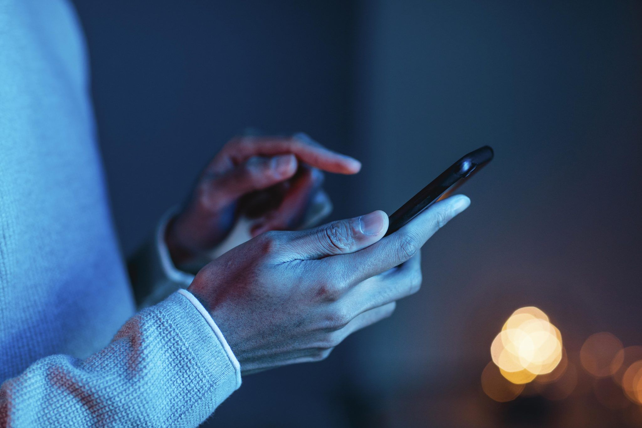 Una persona utiliza un teléfono móvil