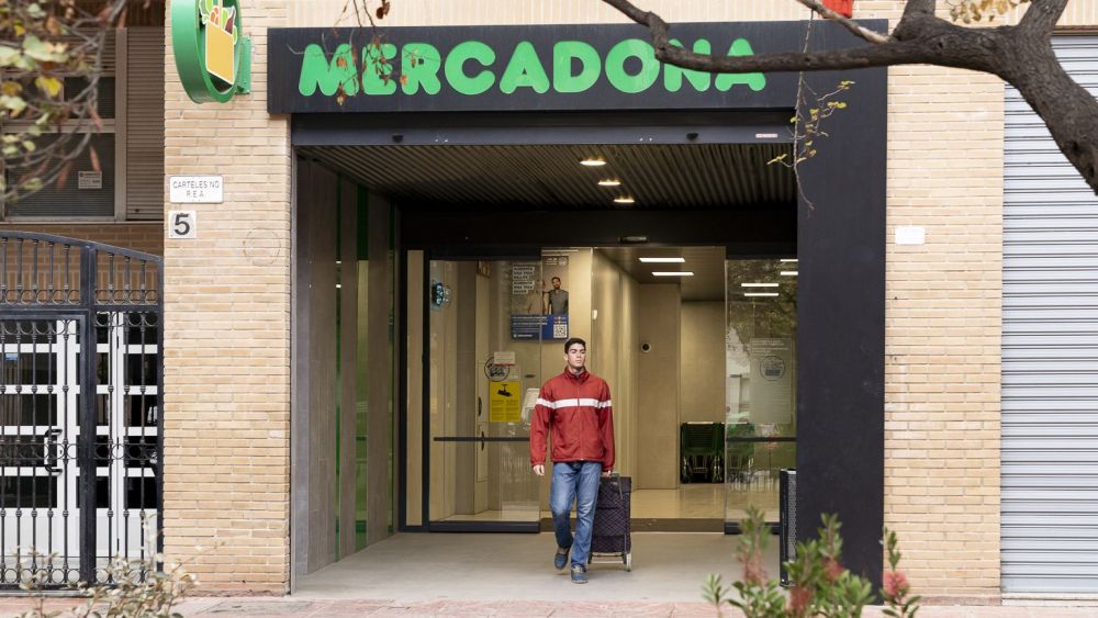 Un cliente sale de un supemercado de Mercadona