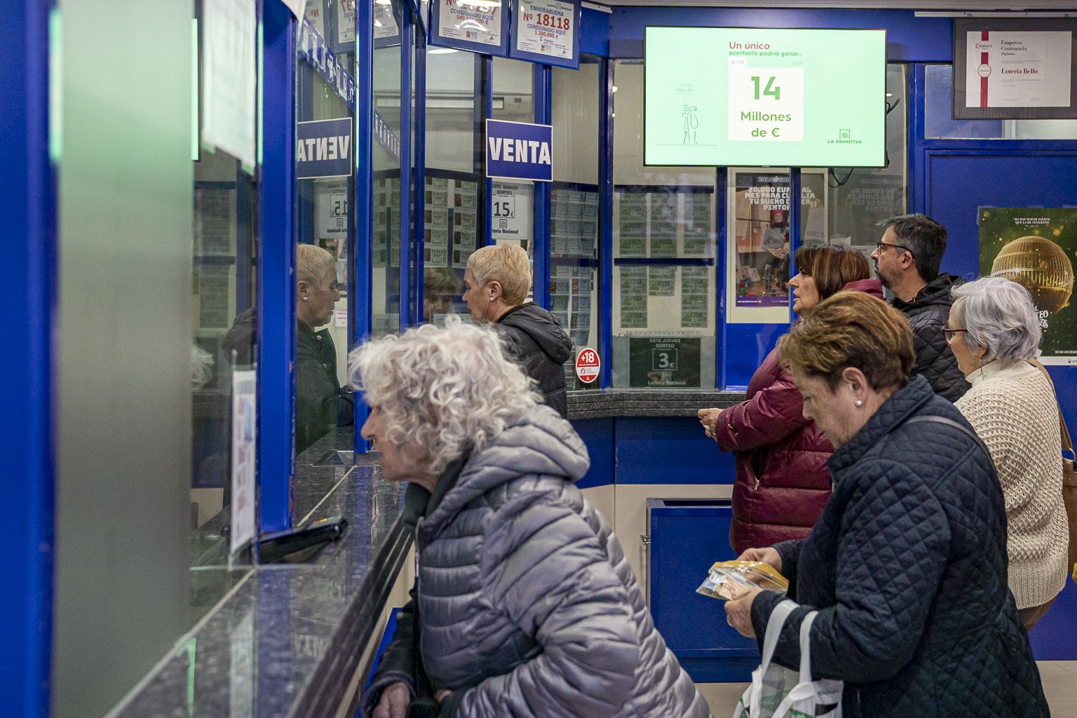 Gente cobrando el premio de la lotería