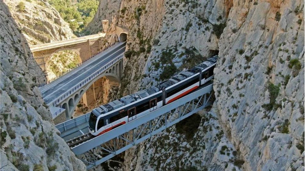 Línea 9 del TRAM a su paso por el Mascarat