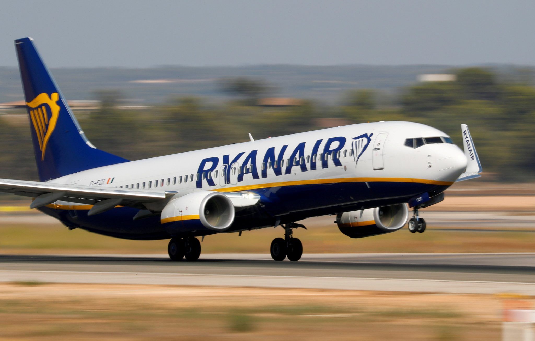 Un avión inicia el proceso de despegue en el aeropuerto de Alicante