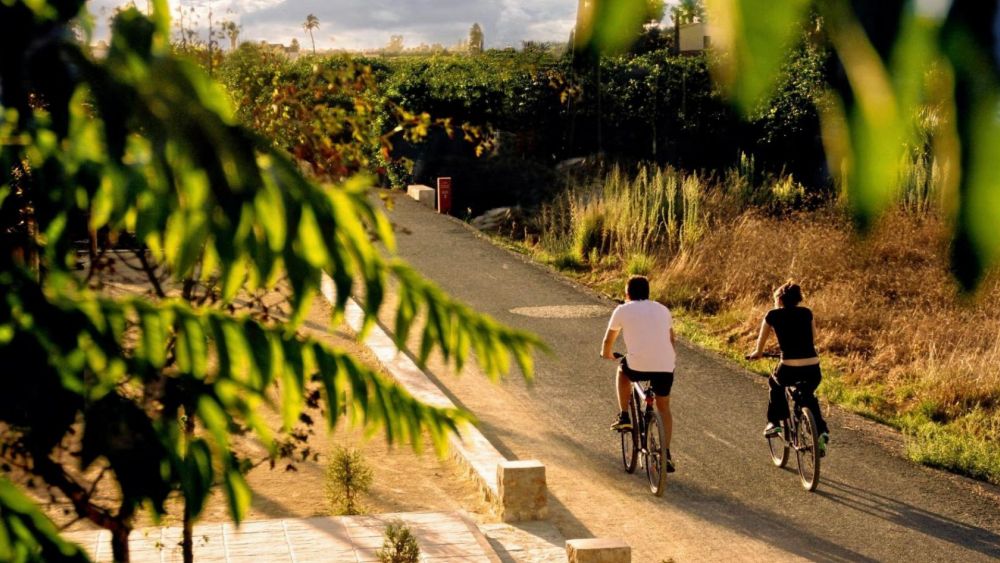 Dos persones en bici en la via verda de Dénia