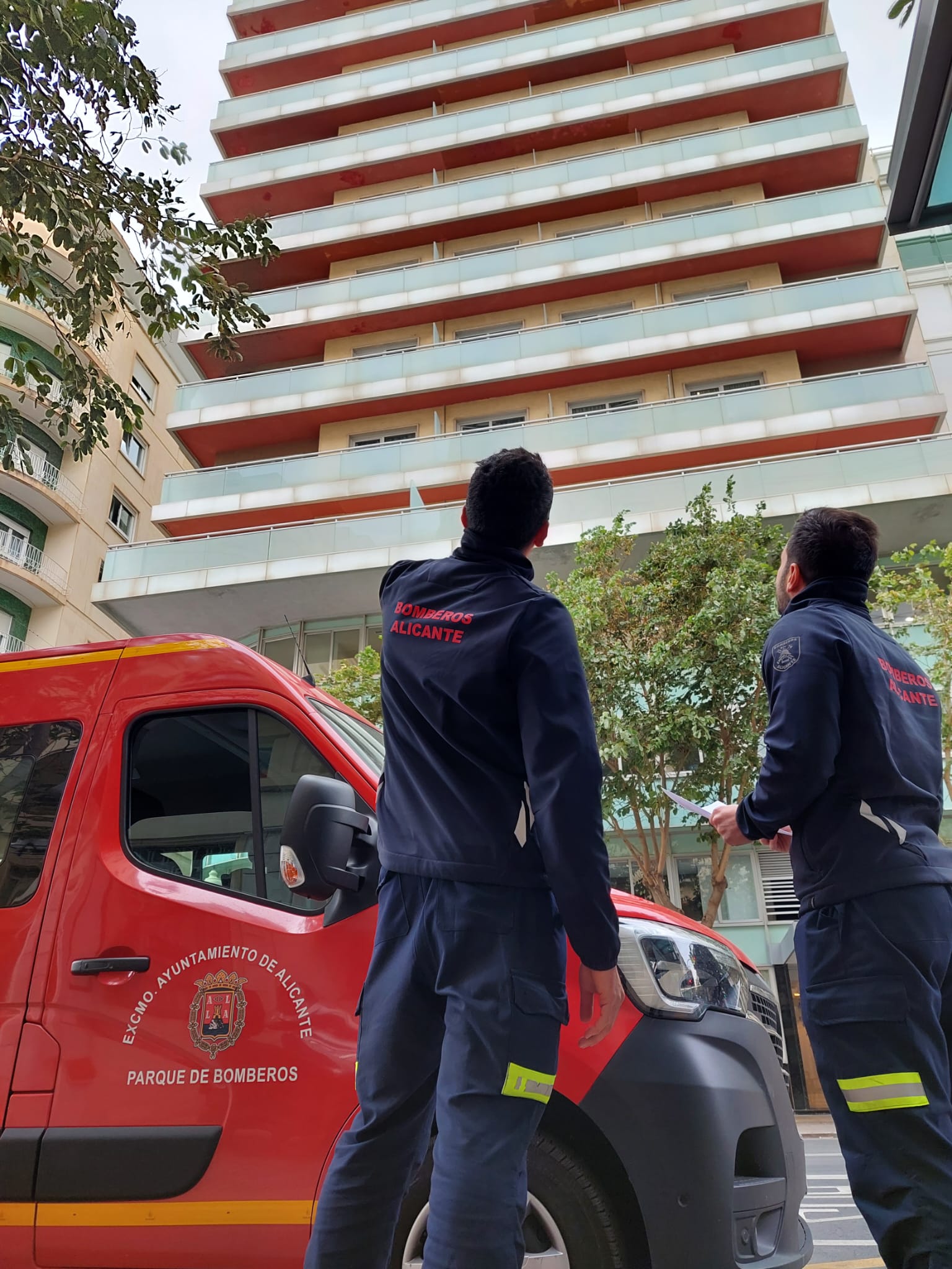 Bomberos revisando los materiales de las fachadas de edificios altos (1)