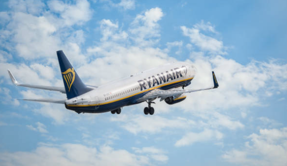 Un avión de Raynair despega desde Alicante Un avión de Raynair despega desde Alicante