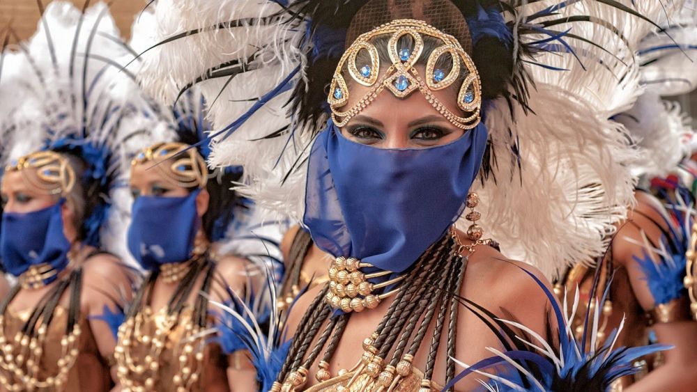 Comparsa mora durante la Gran Entrada de los Moros y Cristianos de Villena Comparsa mora durante la Gran Entrada de los Moros y Cristianos de Villena