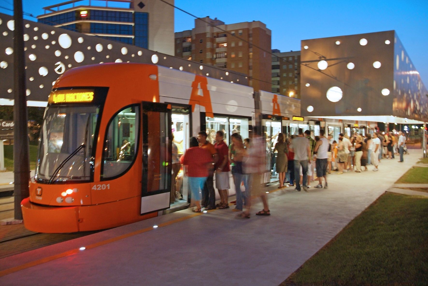 Persones fent ús del TRAM en horari nocturn Persones fent ús del TRAM en horari nocturn