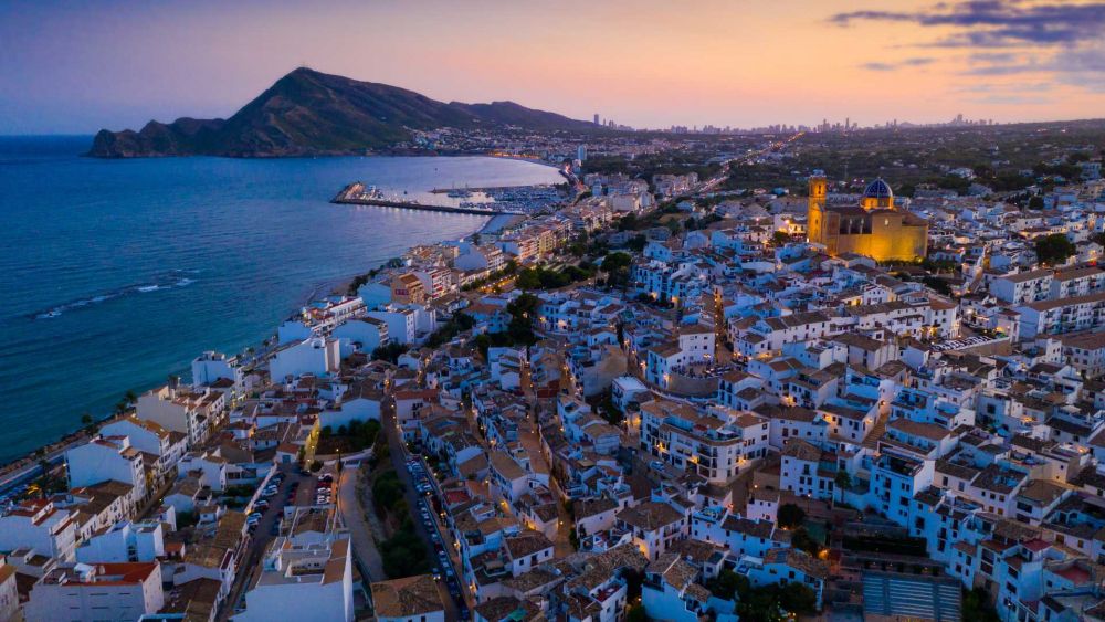 Vista aèria nocturna d'Altea