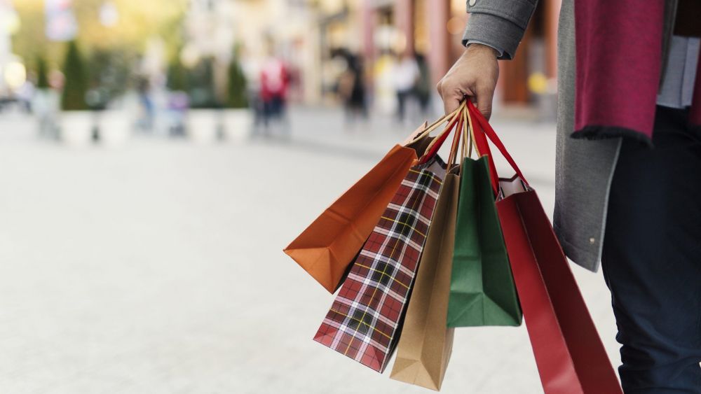 Una persona con varias bolsas de compras