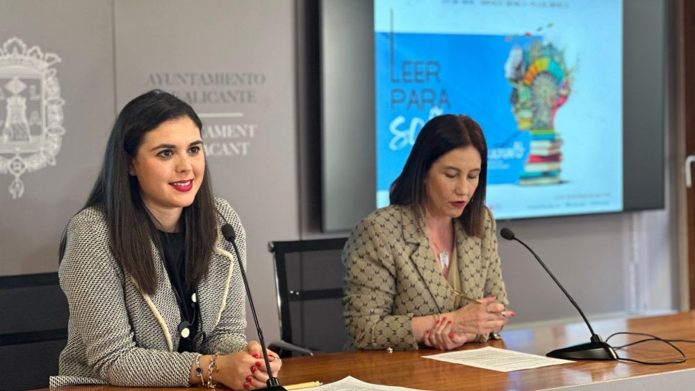 Nayma Beldjilali (izquierda) durante la presentación de la Feria del Libro Nayma Beldjilali (izquierda) durante la presentación de la Feria del Libro