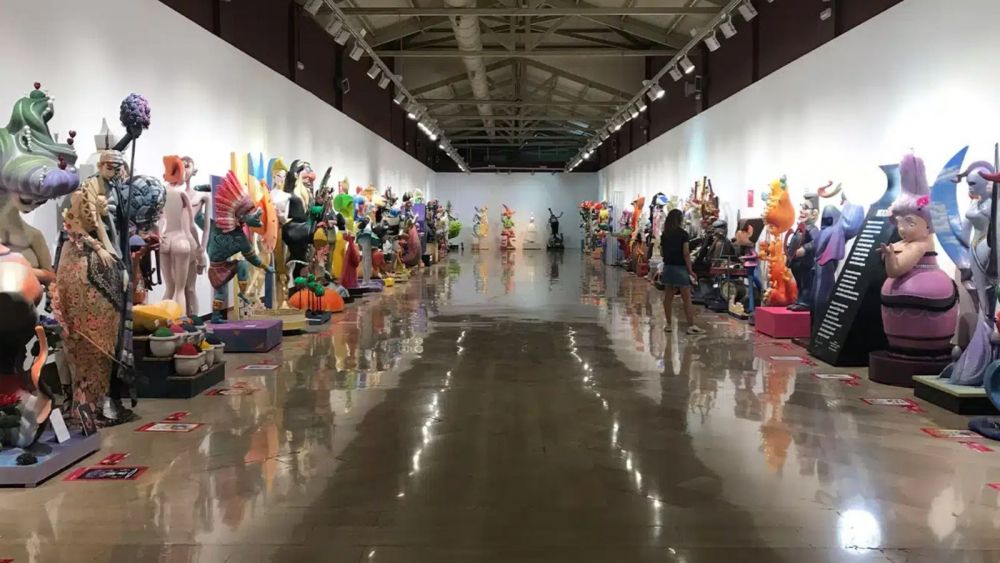 Sala de Exposiciones de la Lonja del Pescado de Alicante con los Ninots Sala de Exposiciones de la Lonja del Pescado de Alicante con los Ninots