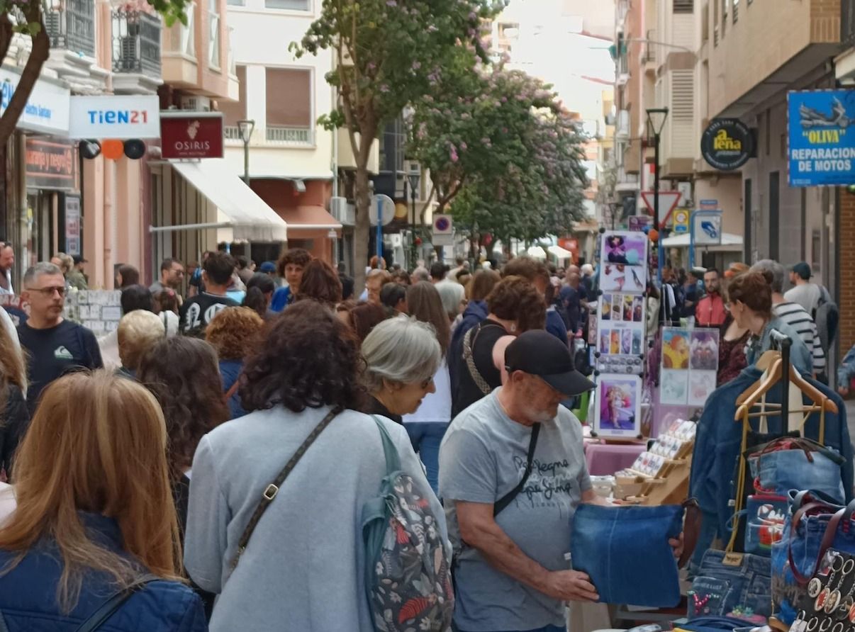 Diverses persones gaudixen de l'esdeveniment cultural i comercial al carrer Quintana d'Alacant