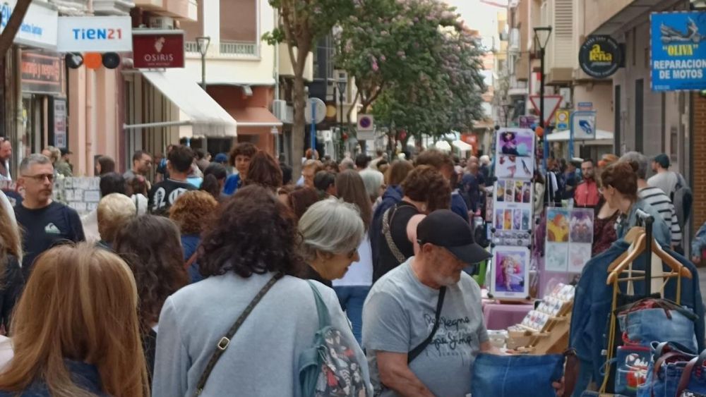 Diverses persones disfruten de l'esdeveniment cultural i comercial al carrer Quintana d'Alacant