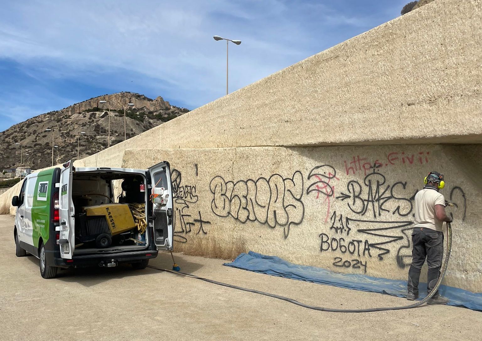 Limpieza grafitis en la Cantera antes y después (1)