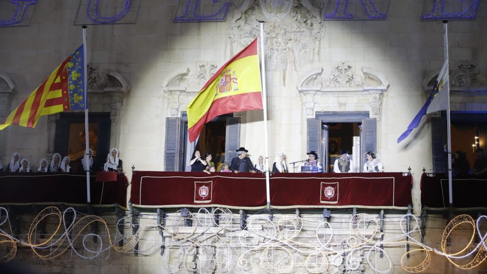 Discurso del Pregón de Hogueras desde los balcones del Ayuntamiento Discurso del Pregón de Hogueras desde los balcones del Ayuntamiento