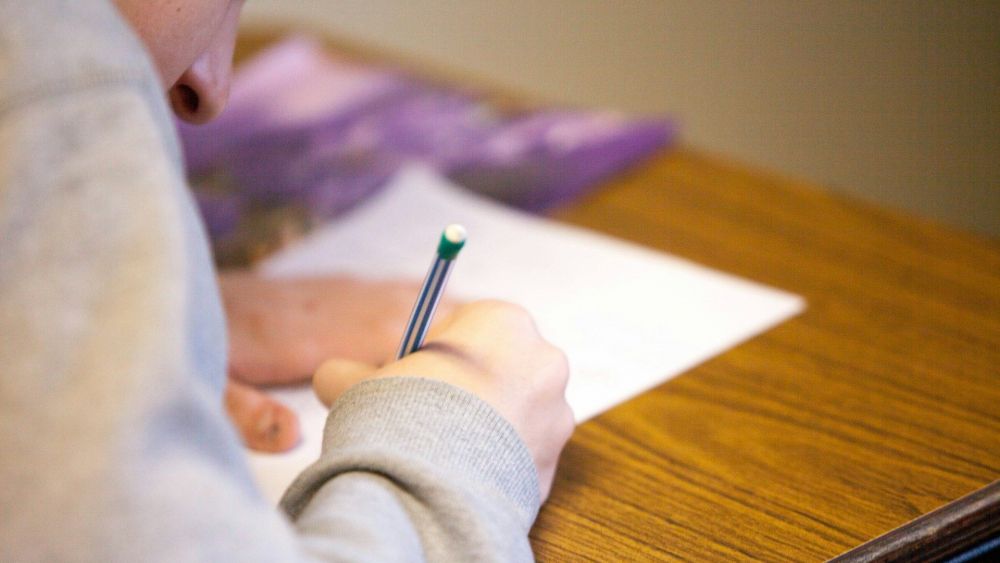 Una persona realiza un examen en un instituto de Alicante Una persona realiza un examen en un instituto de Alicante