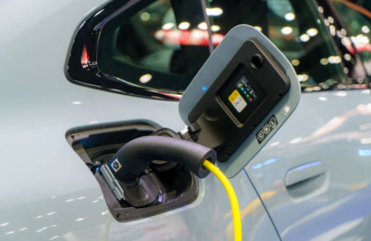 Un coche eléctrico carga en Alicante