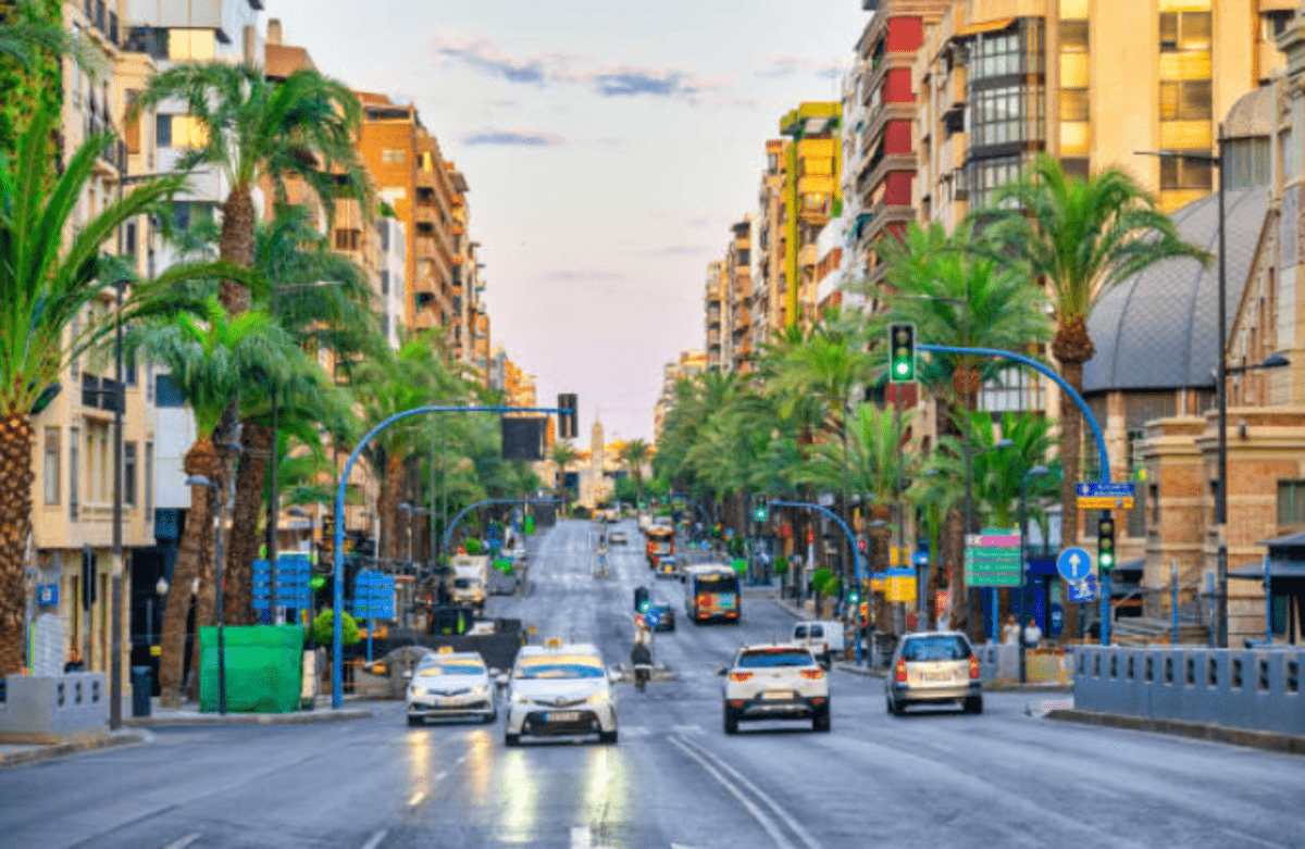 Coches circulando en el centro de Alicante 