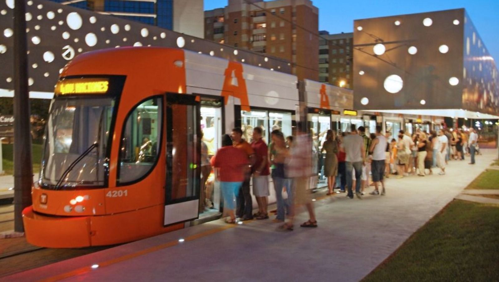 Personas haciendo uso del TRAM en horario nocturno