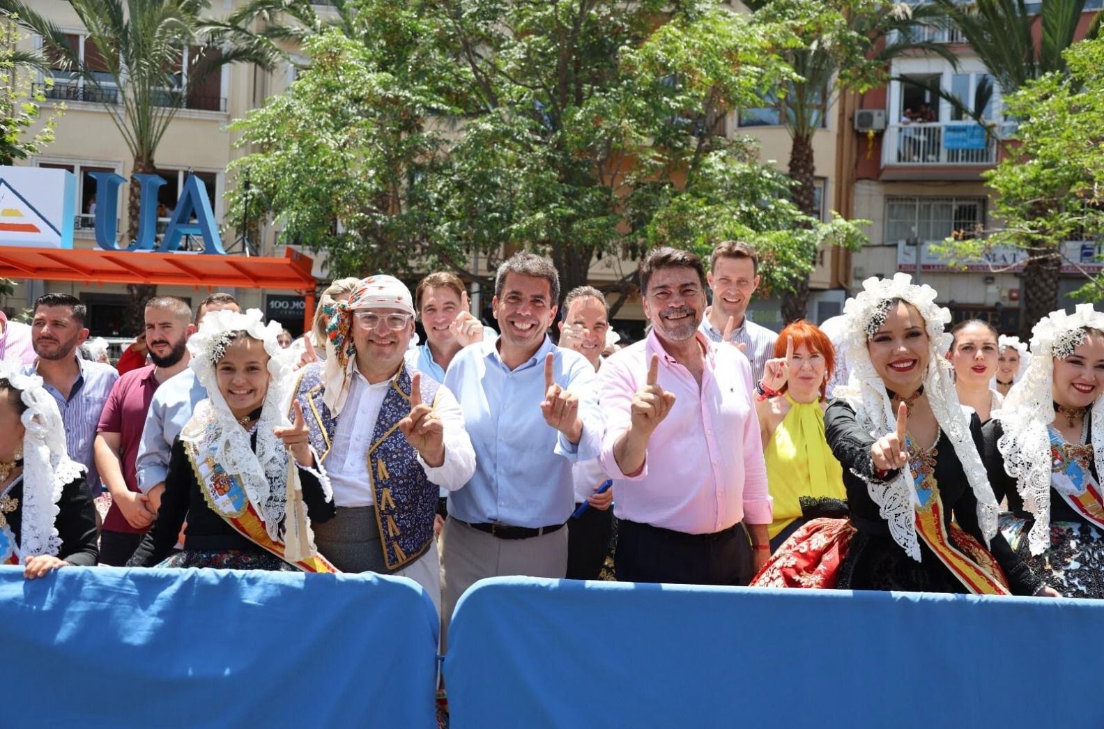 Carlos Mazón y Luis Barcala en la mascletà inaugural de Luceros